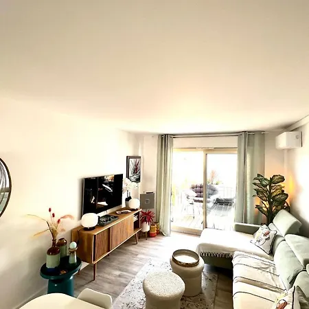 Le Meissonnier Bright With Terrace Apartment