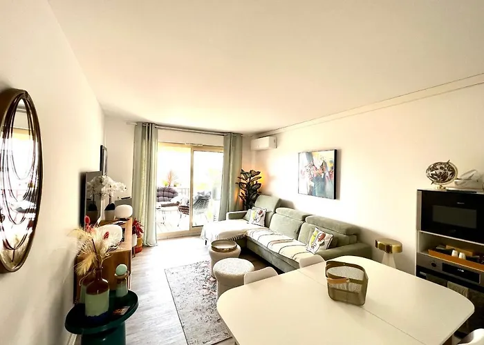 Le Meissonnier Bright With Terrace Apartment